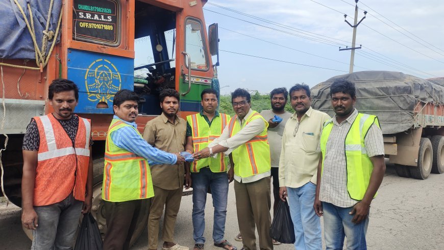 జియంఆర్ సంస్థ వారు లారీ డ్రైవర్లకు చపాతి,పులిహోర పంపిణీ