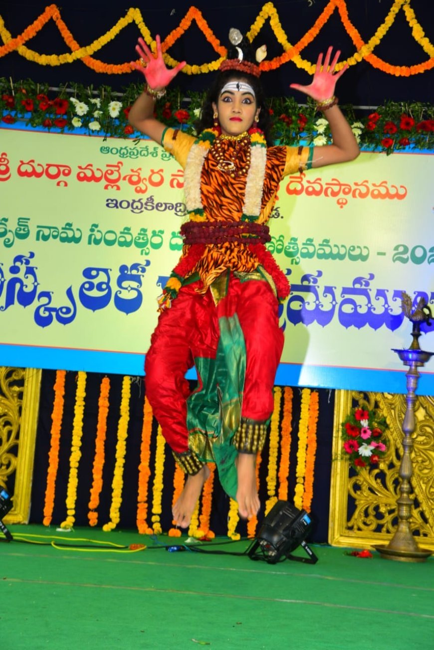 జగజ్జనని పాదాల చెంత మనో రంజకంగా సాగుతున్న కళా వైభవం 