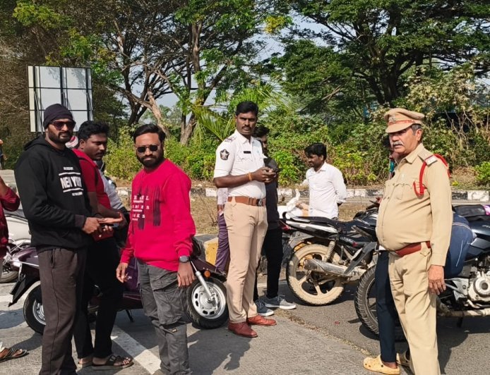 హైవే పై ప్రమాదాల నివారణకు హెల్మెంట్ తప్పని సరి - ట్రాఫిక్ యస్ఐ ఆర్ శ్రీనివాసరావు 