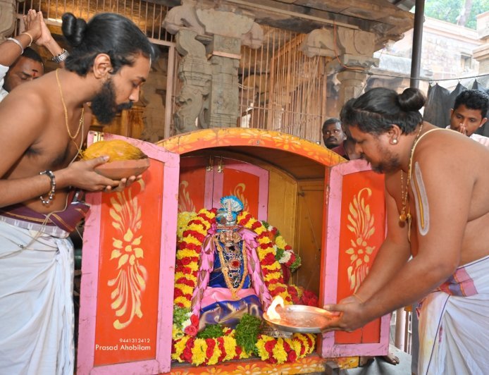 అంగ రంగ వైభవంగా కొండదిగిన అహోబలేశ్వరు జ్వాలానృసింహుడు