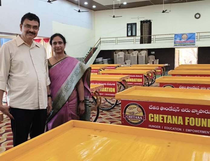 చేతన ఫౌండేషన్ ఆధ్వర్యంలో కాకతీయ కమ్మ సేవ సమితి సౌజన్యంతో ఉచిత వస్తువుల పంపిణీ