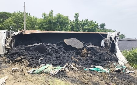 లారీ బోల్తాతో బొగ్గు పొడి రవాణా నాణ్యత పై పలు అనుమానాలు 