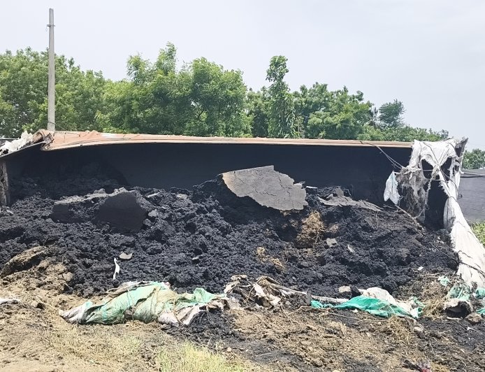 లారీ బోల్తాతో బొగ్గు పొడి రవాణా నాణ్యత పై పలు అనుమానాలు 