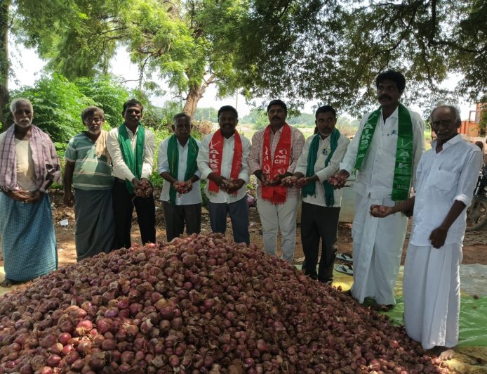 ఉల్లి రైతులను ప్రభుత్వం ఆదుకోవాలి